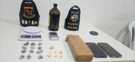 Dupla é presa com maconha e pasta base durante ação da Rotam.