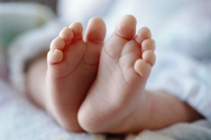 Homem agride a esposa com bebê no colo; criança tem traumatismo craniano.