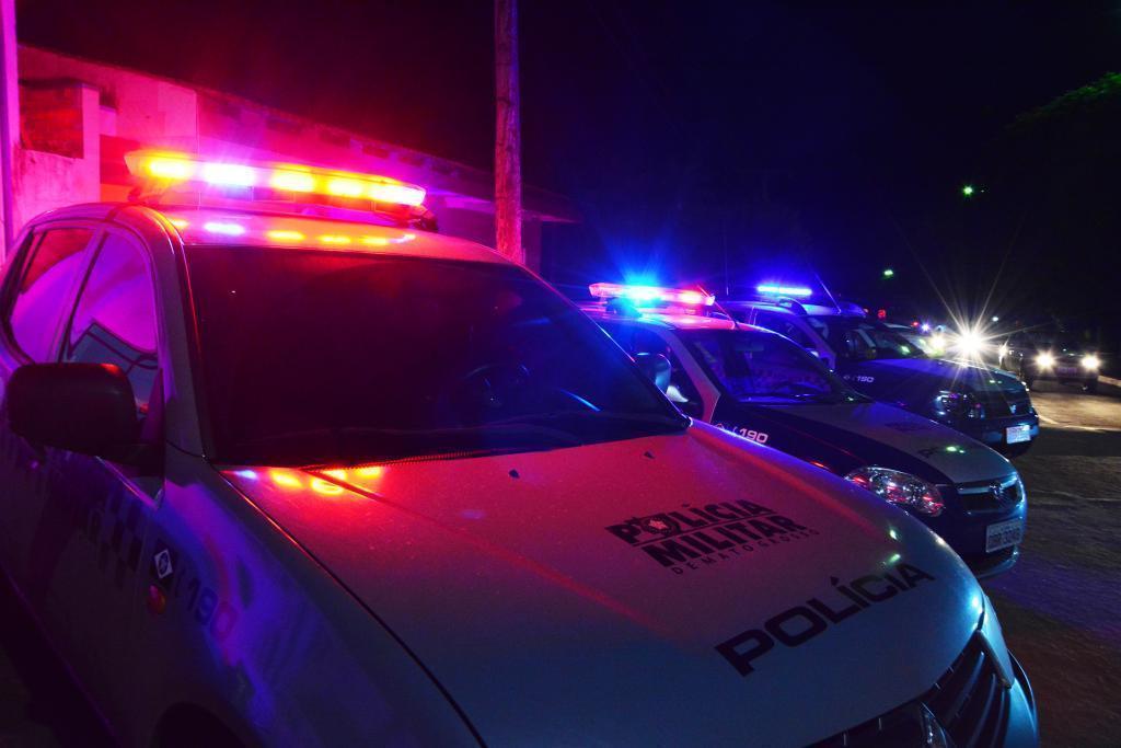 Homem agride companheira com lata de cerveja, destrói carro e foge.