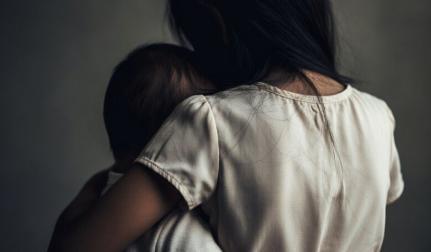 Homem ameaça matar família, espanca filha de 4 anos e é preso com espingardas.