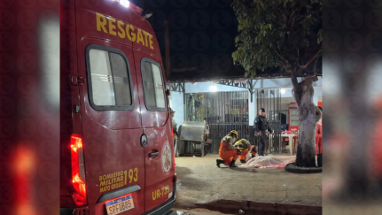 Homem é assassinado por dupla armada em rua.