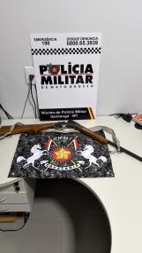 Homem é preso após a polícia encontrar espingarda com numeração raspada.