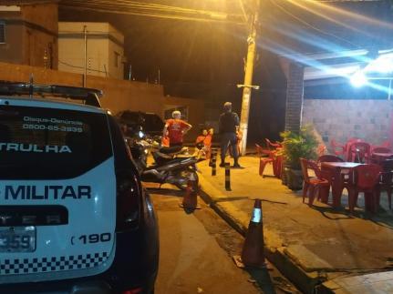 Homem é preso após tentar matar rapaz a facadas em surto.