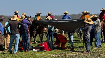 Homem é resgatado de helicóptero após cair de cavalo durante trabalho com gado.