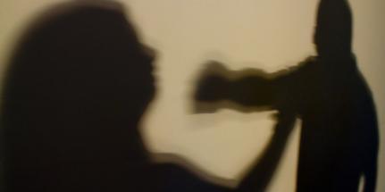 Homem esfaqueia esposa e a agride com pedaço de madeira até ela desmaiar.