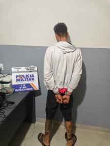Homem espanca namorada, bate na irmã com tijolo, ameaça policiais e acaba preso.