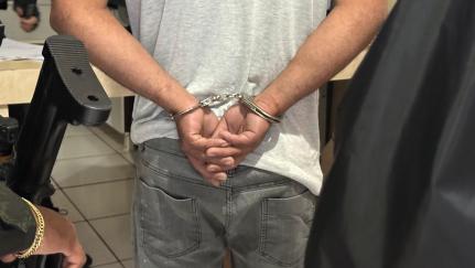 Homem intimida e ameaça bater em mulher com quem tem rixa.