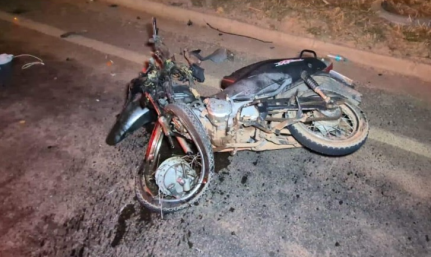 Homem morre após bater motocicleta Biz em caminhão.