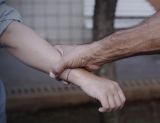 Jovem de 18 anos é agredida ao rejeitar investida de homem em festa.
