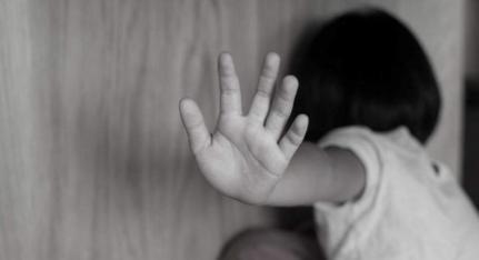 Mãe denuncia supostas agressões contra filha de 6 anos em escola.