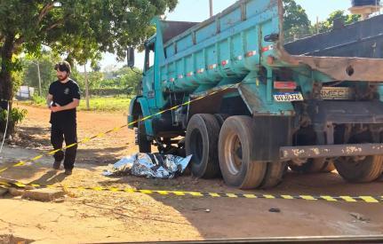 Menor morre ao bater moto elétrica contra caminhão-caçamba.