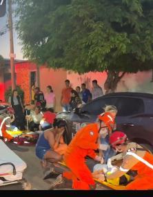 Menores ficam feridas em batida de moto elétrica e carro.