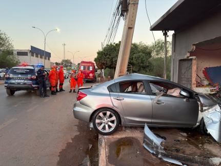 Motorista é arremessado de carro e morre em acidente.