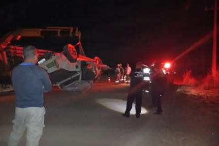 Motorista morre ao capotar caminhonete em rodovia.