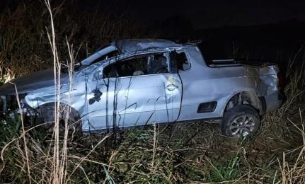 Motorista morre após carro capotar no interior.
