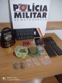 Movimentação em casa gera suspeita e acaba com dois traficantes presos.