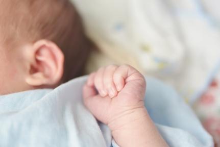 Mulher embriagada é presa por maus-tratos a bebê de 2 meses.