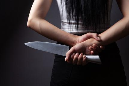 Mulher esfaqueia o marido após discussão durante bebedeira.