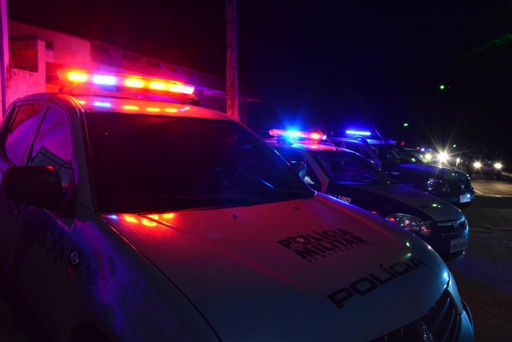 Pai deixa filho sozinho em carro, é abordado e acaba preso com drogas.