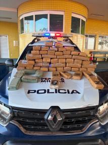 PM e PRF atiram em pneus de caminhão na BR-364 e apreendem 62 tabletes de drogas.