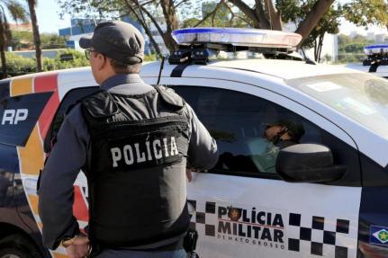 PM fecha 'boca de fumo' no interior e apreende drogas.