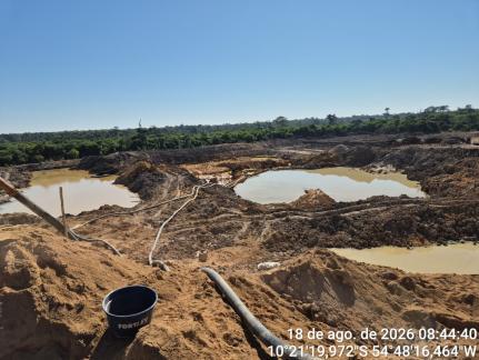 Polícia Ambiental fecha garimpo ilegal e apreende máquinas.