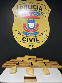 Polícia apreende 23 tabletes de drogas escondidos em pneu de caminhão.