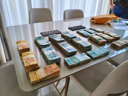 Polícia apreende R$ 240 mil em espécie durante operação contra lavagem de dinheiro.