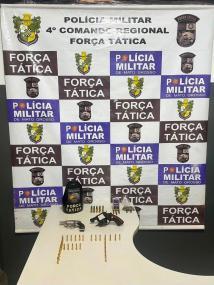 Polícia Militar prende suspeito por venda de armas dentro de bar.