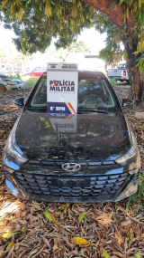 Trio é preso por metralhar casa na fronteira e fugir com carro roubado.