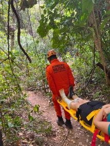 Turista quebra a perna em trilha de cachoeira e é resgatada pelo Corpo de Bombeiros.