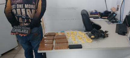 Ultrapassagem chama atenção e traficante é preso com drogas.