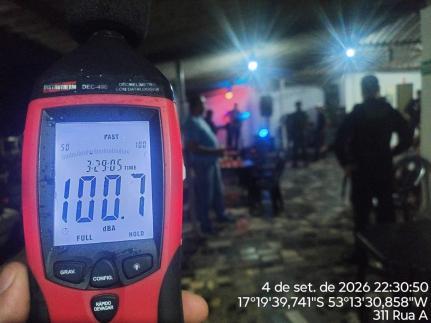 Baile é interrompido após som atingir mais de 100 decibéis.