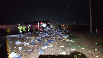 Carreta carregada com carne tomba e carga é saqueada na BR-163.