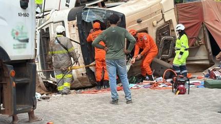 Carreta tomba e deixa 3 feridos em MT, condutor em estado grave.