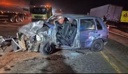 Colisão frontal entre carro e carreta deixa uma pessoa ferida na BR-070.