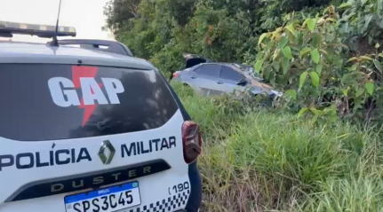 Corolla com manchas de sangue é achado abandonado em matagal; polícia investiga.