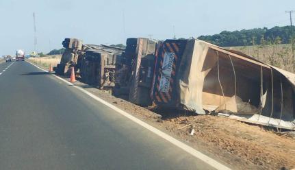 Duas carretas tombam no mesmo trecho da BR-163 em menos de 9 horas, sem feridos.