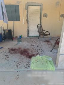 Dupla invade casa e tenta matar homem com golpes de facão, um deles é preso.