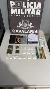Faccionada no CV é presa vendendo droga em praça.