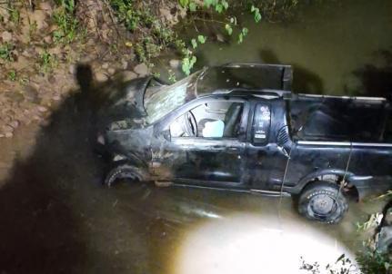 Homem fica ferido após perder controle e cair com o veículo em córrego.