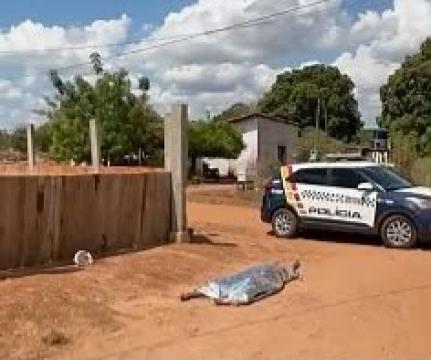 Homem mata idoso com facada no peito e é preso.