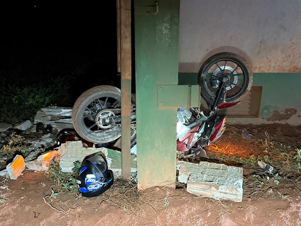 Homem morre após perder o controle de moto e bater contra muro.
