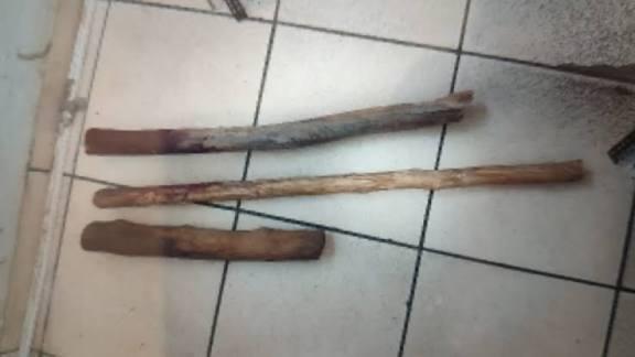 Homens armados com pedaços de madeira invadem residência e espancam morador.