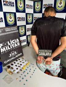 Jovem é preso com pasta base e maconha em casa abandonada.
