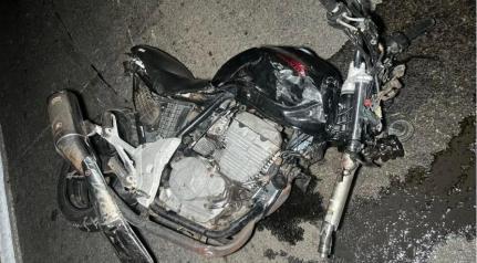 Motociclista invade pista contrária, bate em caminhão e morre.