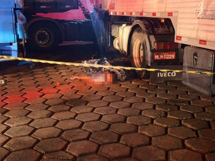 Motorista tenta parar veículo e morre prensado entre carretas.