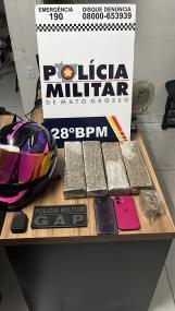 Mulher cai de moto ao tentar fugir da polícia e é presa com quase 4 kg de maconha.