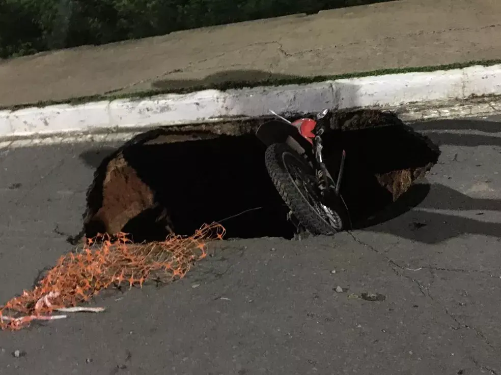 Mulher é atropelada ao tentar desviar de poça de água.