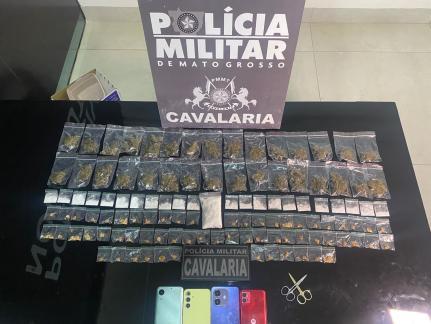 Mulher é presa após PM achar mais de 100 porções enterradas em quintal.